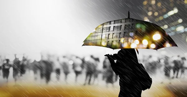 Mulher com guarda-chuva andando na cidade — Fotografia de Stock
