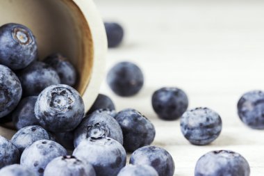 ahşap masa üzerinde taze yaban mersini