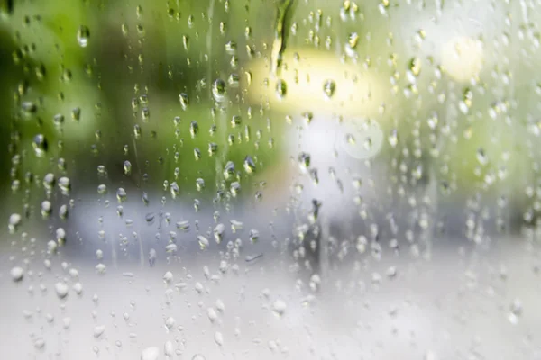 ガラス窓に雨粒の抽象的な背景をぼかした写真 — ストック写真