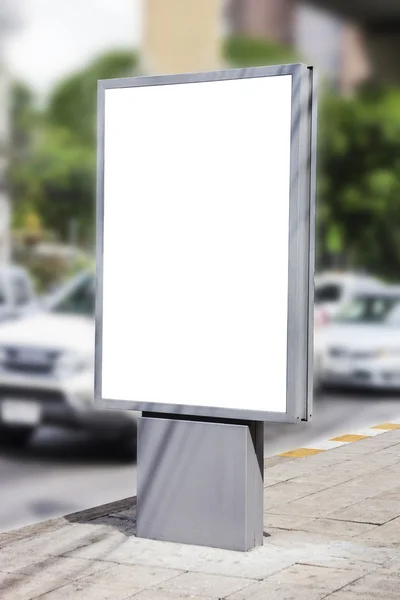 Cartelera publicitaria en blanco en la ciudad — Foto de Stock