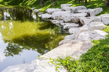 Bahçedeki taş dekorasyon