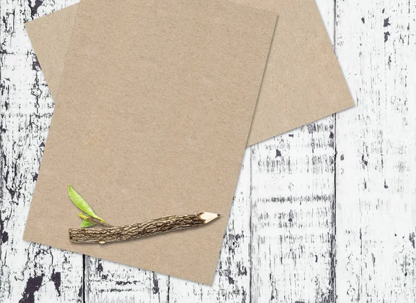 Kahverengi kağıt ve kalem Beyaz ahşap zemin üzerinde — Stok fotoğraf