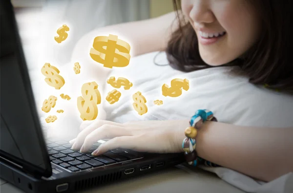 Asian woman making money online — Stock Photo, Image