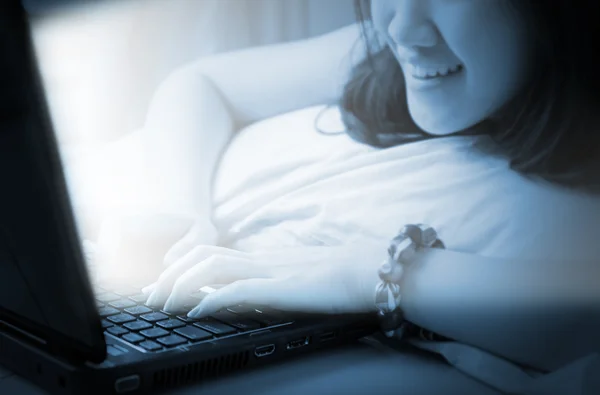 Woman hands typing on laptop keyboard — Stock Photo, Image