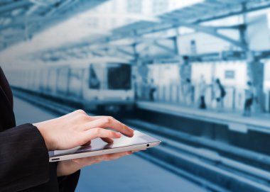 Dijital tablet kullanan iş kadını