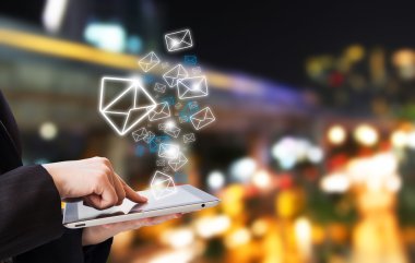 E-posta göndererek iş kadını
