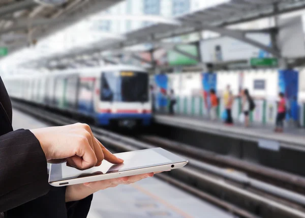 Mulher de negócios usando tablet digital — Fotografia de Stock