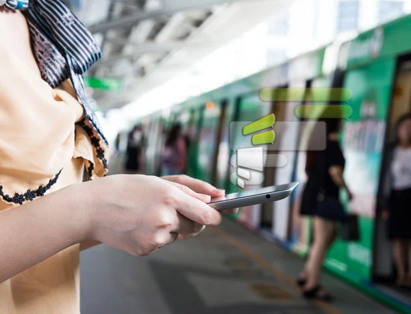 Mujer charlando con su amigo con la tableta digital —  Fotos de Stock