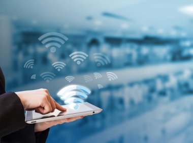 İş kadını için WiFi bağlanma