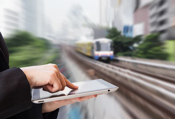 Üzletasszony segítségével digitális tábla skytrain station — Stock Fotó