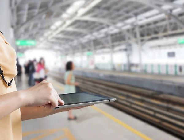 Wanita menggunakan tablet digital — Stok Foto