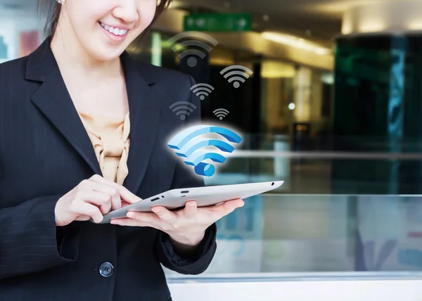 Businesswoman connecting to Wifi — Stock Photo, Image