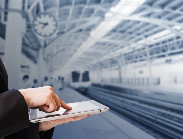 Mujer de negocios usando tableta digital en la estación de skytrain —  Fotos de Stock