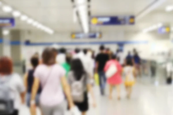 La gente está caminando en la estación de metro. Fondo desenfocado . —  Fotos de Stock