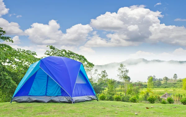 Blaues Zelt auf dem Berg — Stockfoto