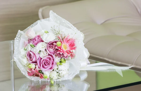 Bouquet sul tavolo di vetro in salotto — Foto Stock