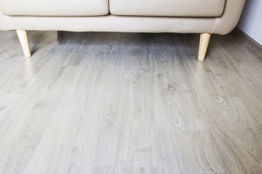 Laminat zemin oturma odasında