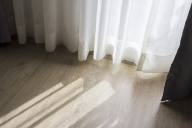 Oturma odasında havadar perdeler