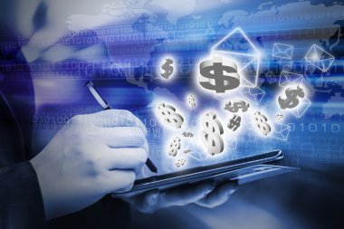 İş kadını cep telefonu kullanarak pazarlama e-posta gönderme