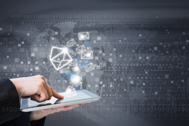 İş kadını tarafından dijital tablet pazarlama e-posta gönderme