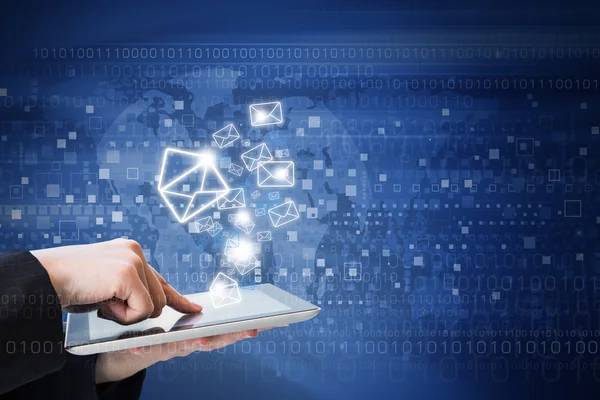 İş kadını tarafından dijital tablet pazarlama e-posta gönderme