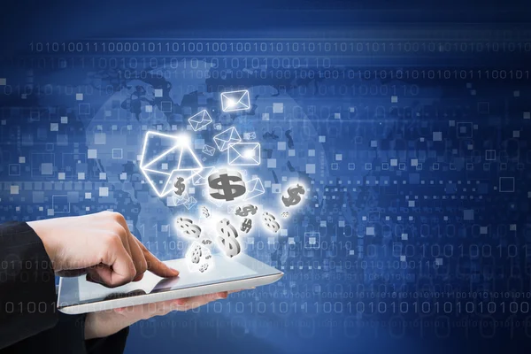 İş kadını tarafından dijital tablet pazarlama e-posta gönderme