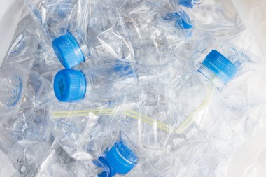 Beyaz plastik torba plastik şişe