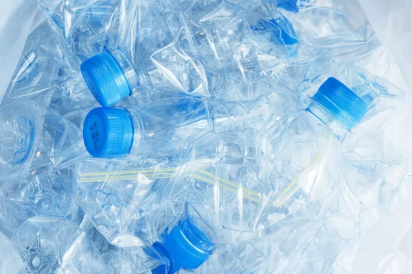 Plastikflaschen in weißer Plastiktüte — Stockfoto