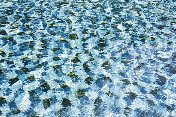 Reflexión en el fondo de la piscina — Foto de Stock