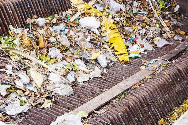 Garbage in afwateringskanaal — Stockfoto