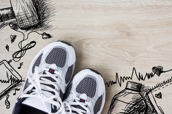 Spor ayakkabı ve elle çizilmiş tasarım ahşap zemin üzerinde. Sağlıklı c — Stok fotoğraf