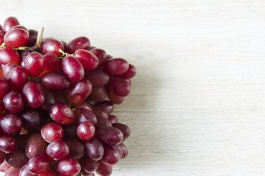 Ahşap üzerine taze üzüm