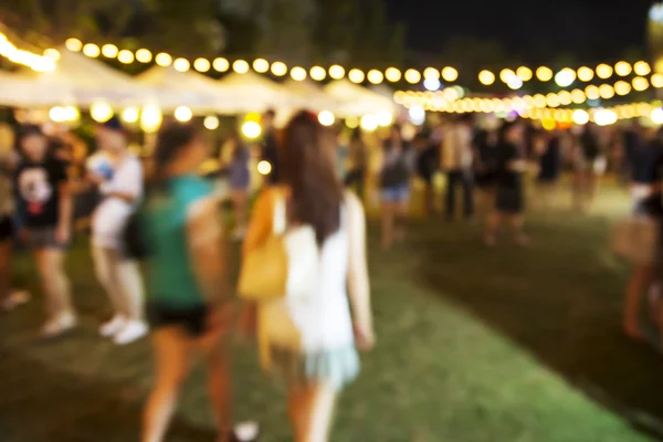 Abstrakte verschwommene Hintergründe von Menschen, die auf einem Nachtmarkt einkaufen — Stockfoto