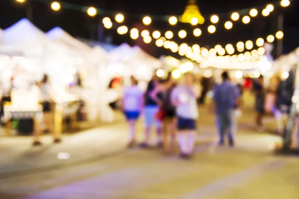 Arka arka plan bulanık insan gece markette alışveriş