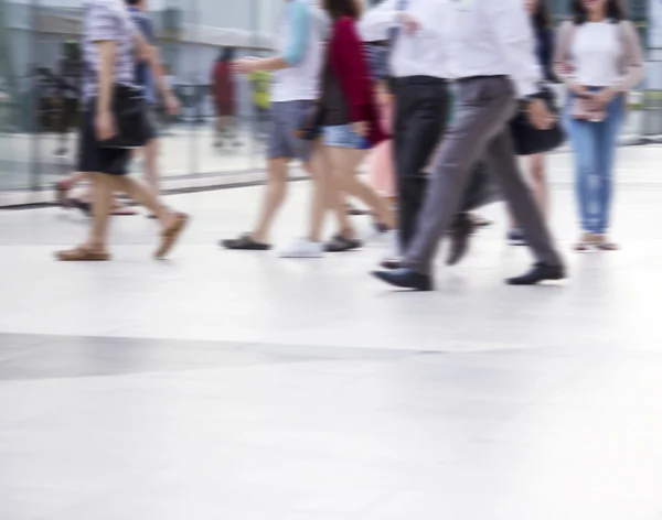 La gente borrosa abstracta está caminando en la ciudad —  Fotos de Stock