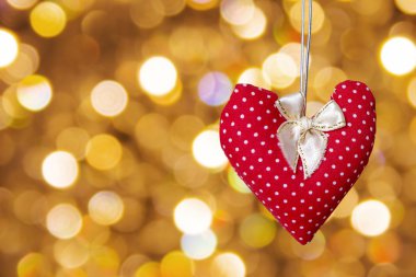 Bokeh arka plan üzerinde kırmızı kalp