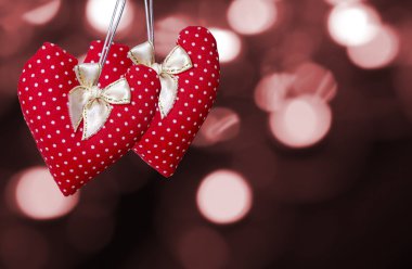 Bokeh arka plan üzerinde kırmızı kalp