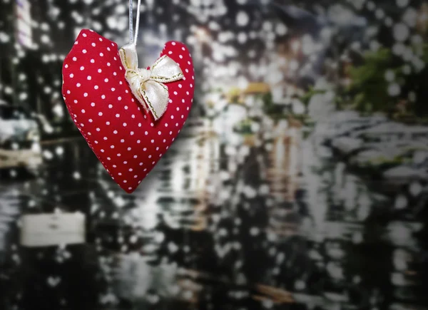 Красное сердце в дождливый день — стоковое фото