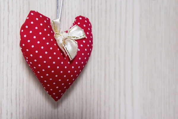 Corazón rojo sobre fondo de madera — Foto de Stock