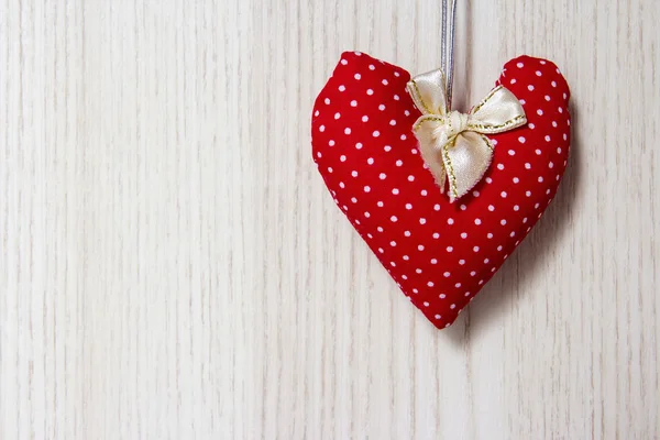 Corazón rojo sobre fondo de madera — Foto de Stock