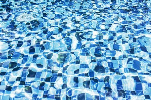 Reflexionswasser im Schwimmbad — Stockfoto
