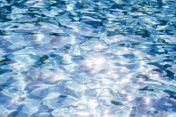 Reflexionswasser im Schwimmbad — Stockfoto