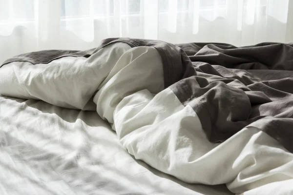 Cobertor com luz solar na cama — Fotografia de Stock