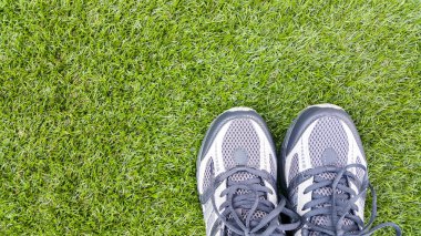 Suni çim üzerinde spor ayakkabı