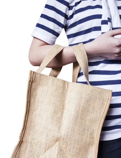 Jovem mulher está carregando saco de compras saco de pano — Fotografia de Stock