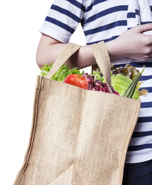 Ung kvinna bär säckväv shoppingväska — Stockfoto