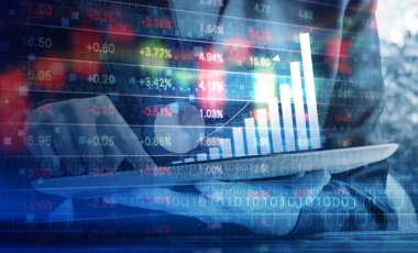 İş kadını borsa grafik dijital tablet üzerinde kontrol