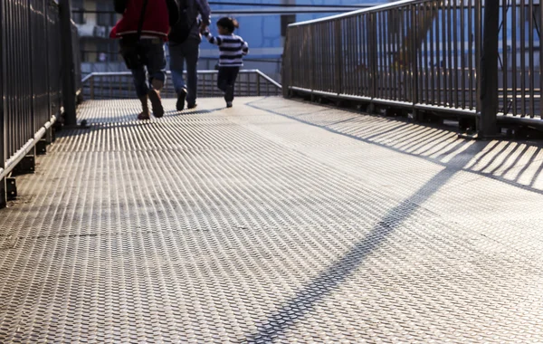 Familie wandelen op de stalen viaduct — Stockfoto