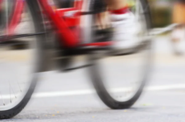 Motion blur z rowerzysta w parku — Zdjęcie stockowe