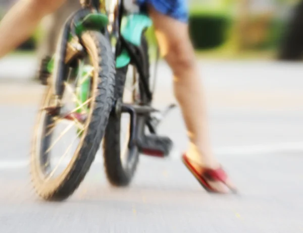 Bewegungsunschärfe von Biker in einem Park — Stockfoto